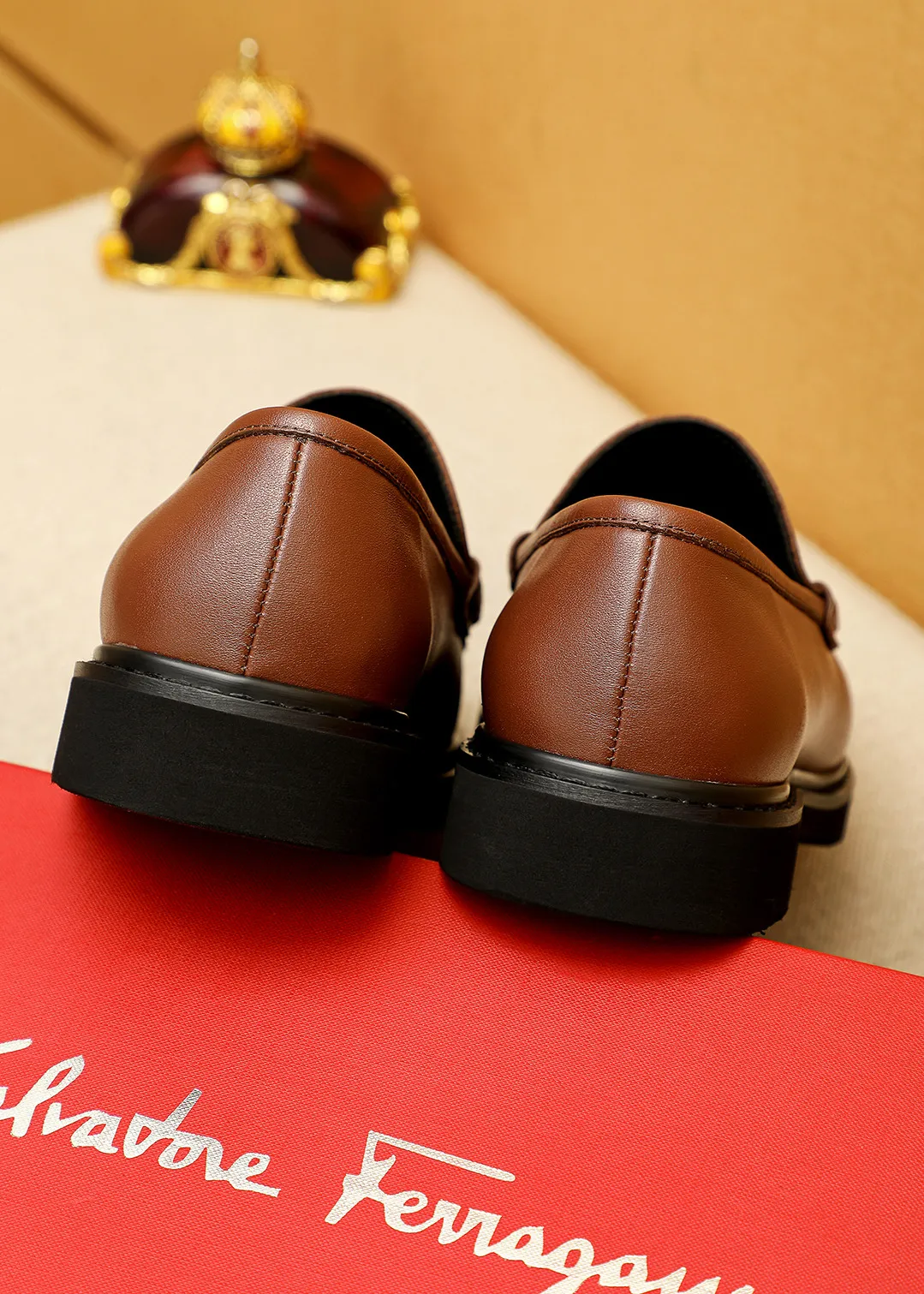 Men's shoes 💰520 💐 Product trademark: Ferragamo "Ferragamo" casual leather shoes Regular size: 38-44 (45.46🉑️customized) Product materials: Selected imported first-layer calfskin upper + original hardware buckle, imported water-dyed cow leather lining. Strong three-dimensional visual effect, original outsole color: 2 colors available